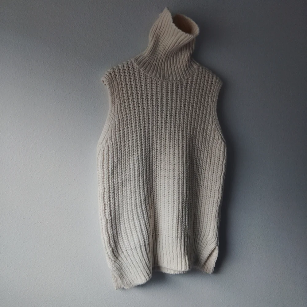 H&M Cream Sleeveless Turtleneck Sweater